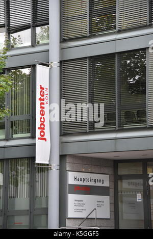 Köln, Deutschland. 5. Sep 2017. Der Eingang zu einem Job Center, einem Arm der Bundesagentur für Arbeit (Arbeitsagentur) in Köln, Deutschland, 5. September 2017. Foto: Horst Galuschka/dpa/Alamy leben Nachrichten Stockfoto