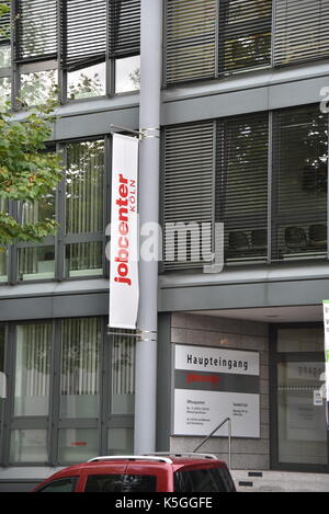 Köln, Deutschland. 5. Sep 2017. Der Eingang zu einem Job Center, einem Arm der Bundesagentur für Arbeit (Arbeitsagentur) in Köln, Deutschland, 5. September 2017. Foto: Horst Galuschka/dpa/Alamy leben Nachrichten Stockfoto