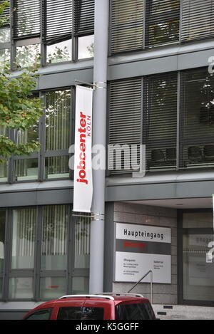 Köln, Deutschland. 5. Sep 2017. Der Eingang zu einem Job Center, einem Arm der Bundesagentur für Arbeit (Arbeitsagentur) in Köln, Deutschland, 5. September 2017. Foto: Horst Galuschka/dpa/Alamy leben Nachrichten Stockfoto