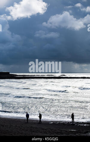 Aberystwyth Wales UK, Samstag, 09. September 2017 UK Wetter: Dunkel brütende Gewitterwolken, schwere mit der Drohung der sintflutartige Regen, in den Himmel über dem turbulenten Meer in Aberystwyth an der Küste der Cardigan Bay in West Wales Foto © Keith Morris/Alamy leben Nachrichten Stockfoto