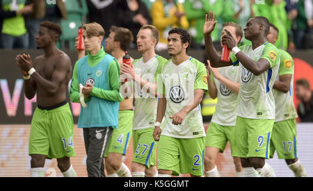 Wolfsburg, Deutschland. 9 Sep, 2017. Wolfsburg Spieler verlassen das Feld am Ende der deutschen Bundesliga Fußball Spiel zwischen dem VfL Wolfsburg und Hannover 96 in der Volkswagen Arena in Wolfsburg, Deutschland, 9. September 2017. Das Spiel endete 1:1. (EMBARGO BEDINGUNGEN - ACHTUNG: Aufgrund der Akkreditierung Richtlinien, die DFL gestattet nur die Veröffentlichung und Verwertung von bis zu 15 Bildern pro Spiel im Internet und in online Medien während des Spiels.) Foto: Silas Stein/dpa/Alamy leben Nachrichten Stockfoto