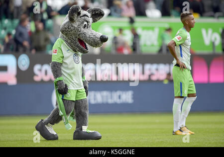 Wolfsburg, Deutschland. 9 Sep, 2017. Wolfsburg Maskottchen Wölfi und Josuha Guilavoguithe stand auf dem Platz am Ende der deutschen Bundesliga Fußball Spiel zwischen dem VfL Wolfsburg und Hannover 96 in der Volkswagen Arena in Wolfsburg, Deutschland, 9. September 2017. (EMBARGO BEDINGUNGEN - ACHTUNG: Aufgrund der Akkreditierung Richtlinien, die DFL gestattet nur die Veröffentlichung und Verwertung von bis zu 15 Bildern pro Spiel im Internet und in online Medien während des Spiels.) Foto: Silas Stein/dpa/Alamy leben Nachrichten Stockfoto