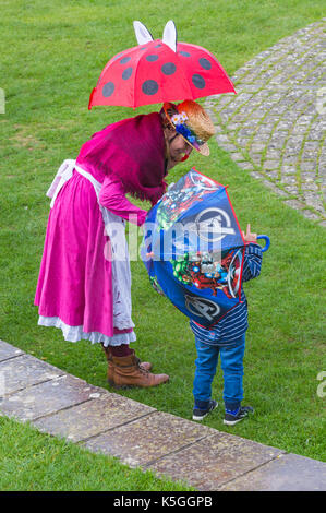 Swanage, Dorset, Großbritannien. 9 Sep, 2017. UK Wetter: Starker Regen und Donner am Swanage. Frau und Junge unter Regenschirmen versucht, trocken zu halten. Credit: Carolyn Jenkins/Alamy leben Nachrichten Stockfoto