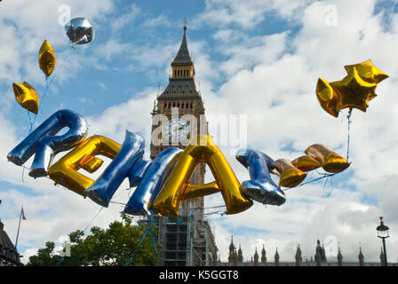 London, Großbritannien. 9. September 2017. gold Ballons Rechtschreibung sind die wichtigsten "floating auf den Big Ben und das Parlament während einer Demonstration, 'exitbrexit brexit'. Stockfoto