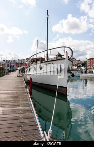 England, Ramsgate. Dünkirchen Schiff, "Sundowner" in Ramsgate Hafen. Ursprünglich von Charles Lightoller besessen. Die Stadt im Hintergrund. Tagsüber. Bow View, lange Winkel. Stockfoto