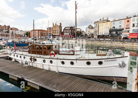 England, Ramsgate. Dünkirchen Schiff, "Sundowner" in Ramsgate Hafen. Ursprünglich von Charles Lightoller besessen. Die Stadt im Hintergrund. Tagsüber. Stockfoto