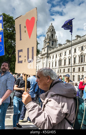 London, Großbritannien. September 2017. Ich liebe die EU - Austritt aus der Brexit-Demonstration auf dem Parliament Square, Westminster. Die Demonstranten fordern, dass Großbritannien in der Europäischen Union bleibt. Stockfoto