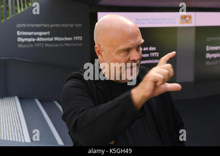 München, Deutschland. 4. Sep 2017. Der Architekt der Gedenkstätte, Peter Brückner, spricht an der Gedenkstätte für das Massaker von München 1972 die israelische Olympiamannschaft in München, Deutschland, 4. September 2017. Die Gedenkstätte an der westlichen Linden Hill erinnert sich an die Opfer der Palästinensischen Angreifer, die elf Mitglieder der Israelischen Olympia-mannschaft bei den Olympischen Sommerspielen 1972 in München, der Hauptstadt Bayerns getötet. Foto: Felix Hörhager/dpa/Alamy leben Nachrichten Stockfoto