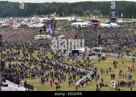 Hoppegarten, Deutschland. 9 Sep, 2017. Die Nachtschwärmer auf dem Lollapalooza Festival in Hoppegarten, Deutschland, 9. September 2017. Das Musikfestival wird über zwei Tagen am 9. und 10. September statt. Foto: Jens Kalaene/dpa-Zentralbild/dpa/Alamy leben Nachrichten Stockfoto