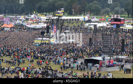 Hoppegarten, Deutschland. 9 Sep, 2017. Die Nachtschwärmer auf dem Lollapalooza Festival in Hoppegarten, Deutschland, 9. September 2017. Das Musikfestival wird über zwei Tagen am 9. und 10. September statt. Foto: Jens Kalaene/dpa-Zentralbild/dpa/Alamy leben Nachrichten Stockfoto