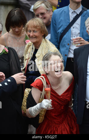 Albert Hall, London, Großbritannien. 9 Sep, 2017. Prommers außerhalb der Albert Hall warten auf die letzte Nacht der Proms Konzert. Quelle: Matthew Chattle/Alamy leben Nachrichten Stockfoto