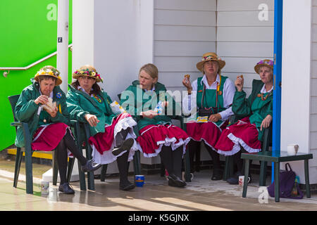 Swanage, Dorset, Großbritannien. 9 Sep, 2017. Menschenmassen strömen zu den Swanage Folk Festival zum 25. Jahrestag der Tanzgruppen und Musik entlang der Küste zu sehen. Die durchwachsenes Wetter, Sonnenschein und Regen, nicht ihre Geister nicht abschrecken. Weibliche Morris Dancers von Taeppas Tump morris Seite tajke eine Pause. Credit: Carolyn Jenkins/Alamy leben Nachrichten Stockfoto