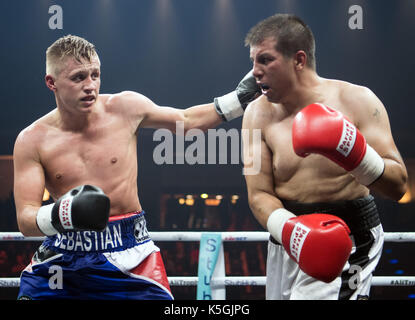 Berlin, Deutschland. 9 Sep, 2017. Sebastian Formella (l) und Jan Balog (Tschechische Republik), die in Aktion während der World Boxing Super Serie light Mitte Gewicht Kampf an der Max-Schmeling-Halle in Berlin, Deutschland, 9. September 2017. Foto: Soeren Stache/dpa/Alamy leben Nachrichten Stockfoto