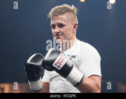 Berlin, Deutschland. 9 Sep, 2017. Sebastian Formella betritt den Ring vor der World Boxing Super Serie light Mitte Gewicht Kampf an der Max-Schmeling-Halle in Berlin, Deutschland, 9. September 2017. Foto: Soeren Stache/dpa/Alamy leben Nachrichten Stockfoto