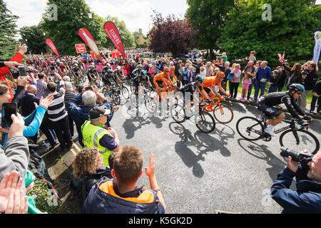 Bourton-on-the-Water, Großbritannien. 9 Sep, 2017. Das Peloton in der Tour von Großbritannien 2017 kommt in Bourton-on-the-Water, Großbritannien, wie sie durch die Cotswolds Pass während Etappe 7 des Rennens von Hemel Hempstead nach Cheltenham. Credit: Carl Hewlett/Alamy Leben Nachrichten. Stockfoto