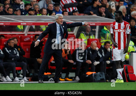 Stoke-on-Trent, Großbritannien 09 Sep, 2017 Stoke City Manager Mark Hughes Gesten während der Premier League Match zwischen Stoke City und Manchester United bei Bet365 Stadium am 9. September 2017 in Stoke-on-Trent, England. (Foto von Daniel Chesterton/phcimages.com) Credit: PHC Images/Alamy leben Nachrichten Stockfoto