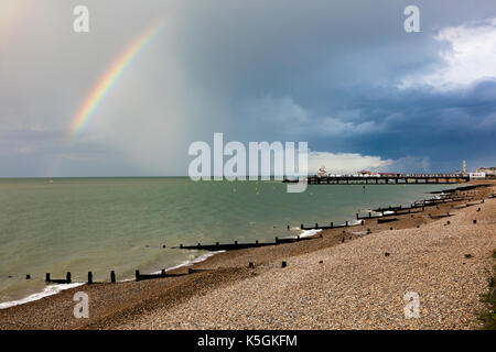 Herne Bay, Kent, 9. September. UK Wetter News. Täuscht eine veränderbare Tag an der Küste in Herne Bay, mit Duschen, Cloud und Sonnenschein gegen einen stürmischen Himmel ein Regenbogen über der Stadt und dem Pier wird angezeigt. Credit: Richard Donovan/Alamy leben Nachrichten Stockfoto