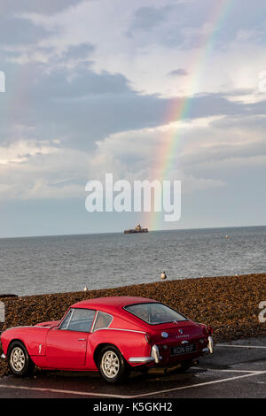 Herne Bay, Kent, 9. September. UK Wetter News. Täuscht eine veränderbare Tag an der Küste in Herne Bay, mit Duschen, Cloud und Sonnenschein gegen einen stürmischen Himmel ein Regenbogen über der Stadt und dem Pier wird angezeigt. Credit: Richard Donovan/Alamy leben Nachrichten Stockfoto