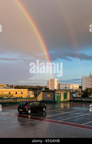 Herne Bay, Kent, 9. September. UK Wetter News. Täuscht eine veränderbare Tag an der Küste in Herne Bay, mit Duschen, Cloud und Sonnenschein gegen einen stürmischen Himmel ein Regenbogen über der Stadt und dem Pier wird angezeigt. Credit: Richard Donovan/Alamy leben Nachrichten Stockfoto