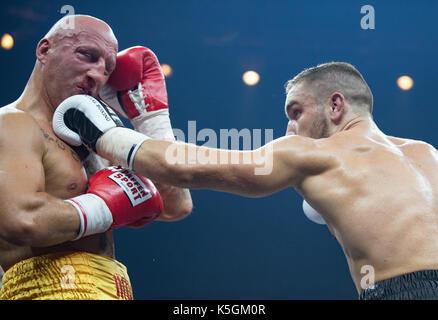 Berlin, Deutschland. 9 Sep, 2017. Leon Bunn (r, Deutschland) und Tomasz Gargula (Polen) in Aktion während der World Boxing Super Serie light Mitte Gewicht Kampf an der Max-Schmeling-Halle in Berlin, Deutschland, 9. September 2017. Foto: Soeren Stache/dpa/Alamy leben Nachrichten Stockfoto