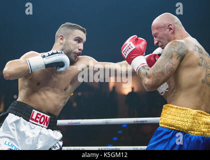 Berlin, Deutschland. 9 Sep, 2017. Leon Bunn (l, Deutschland) und Tomasz Gargula (Polen) in Aktion während der World Boxing Super Serie light Mitte Gewicht Kampf an der Max-Schmeling-Halle in Berlin, Deutschland, 9. September 2017. Foto: Soeren Stache/dpa/Alamy leben Nachrichten Stockfoto