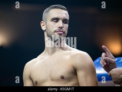 Berlin, Deutschland. September 2017. Leon Bunn (Deutschland) erhält Anweisungen vor seinem Kampf gegen Tomasz Gargula (Polen) während des World Boxing Super Series Leichtgewicht Kampfes in der Max Schmeling Hall in Berlin am 9. September 2017. Foto: Soeren Stache/dpa/Alamy Live News Stockfoto