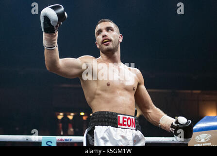 Berlin, Deutschland. 9 Sep, 2017. Leon Bunn (Deutschland) feiert seinen Sieg über Tomasz Gargula (Polen) während der World Boxing Super Serie light Mitte Gewicht Kampf an der Max-Schmeling-Halle in Berlin, Deutschland, 9. September 2017. Foto: Soeren Stache/dpa/Alamy leben Nachrichten Stockfoto