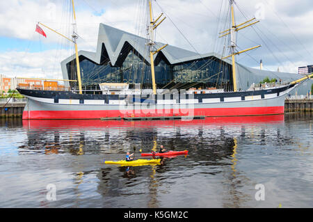 Glasgow, Schottland, Großbritannien. 9. September 2017. UK Wetter. Zwei Kanufahrer nehmen zu einem ruhigen Fluss Clyde an einem hellen, sonnigen Nachmittag. Credit: Skully/Alamy leben Nachrichten Stockfoto