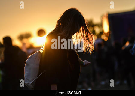 Hoppegarten, Deutschland. 9 Sep, 2017. Menschen Tanz auf dem Lollapalooza Festival in Hoppegarten, Deutschland, 9. September 2017. Das Musikfestival wird über zwei Tagen am 9. und 10. September statt. Foto: Jens Kalaene/dpa-Zentralbild/dpa/Alamy leben Nachrichten Stockfoto