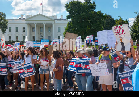 Washington, DC, USA. 9. September 2017. Demonstranten vor der Entscheidung des Weißen Hauses Protest Präsident Donald Trump zum Ausstieg aus der DACA, die Nachträglichkeit für die Kindheit Anreise Programm, die Arbeitsgenehmigungen für rund 800.000 Immigranten ohne Papiere, die in die Vereinigten Staaten als Kinder gebracht wurden. Bob Korn/Alamy leben Nachrichten Stockfoto