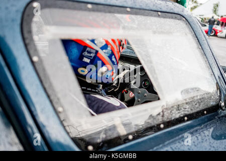 Chichester, West Sussex, Großbritannien. September 2017. Rennfahrer beim Goodwood Revival auf dem Goodwood Circuit Credit: Gergo Toth/Alamy Live News Stockfoto