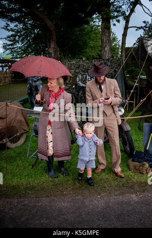 Chichester, West Sussex, Großbritannien. September 2017. Menschen während des Goodwood Revival auf dem Goodwood Circuit Credit: Gergo Toth/Alamy Live News Stockfoto