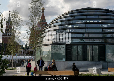 Moskau, Russland. 9. September 2017. Öffnen der Zaryadye Park in der Nähe des Roten Platzes in Moskau, Russland Credit: Nikolay Winokurow/Alamy leben Nachrichten Stockfoto