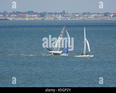 Sheerness, Kent, Großbritannien. 9 Sep, 2017. Die 59 Insel Sheppey Rund um die Insel. Das Rennen wurde 1959 gegründet und ist am längsten jährlichen Beiboot der BRITISCHEN, Katamaran und Surfbrett Rennen bei 35-40 km (je nach Wind und Gezeiten). Der Kurs ist ein im Uhrzeigersinn Umrundung der Insel mit Start und Ziel von Isle of Sheppey Sailing Club, Sheerness. In diesem Jahr 65 Handwerk konkurriert (114 Personen). Trotz der Aussicht auf schlechtes Wetter, ideale Bedingungen herrschten - Sonnenschein und eine Kraft 3-4 westlicher Wind. Credit: James Bell/Alamy leben Nachrichten Stockfoto