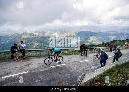 Verdicio Gozon, Spanien. 9. September 2017. Luis Leon Sanchez (Astana) Fahrten bei Angliru Hill während der Stufe 20 der Tour durch Spanien (Vuelta a España) zwischen ADR-Ära und L'Angliru Hill am 9. September 2017 in Verdicio Gozon, Spanien. © David Gato/Alamy leben Nachrichten Stockfoto