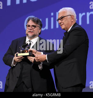 Venedig, Italien. 9. September 2017. : Guillermo del Toro, Goldenen Löwen für den Film "Die Form des Wassers". Lieferung der Preis Paolo Baratta, der Präsident der Biennale von Venedig. 74. Internationalen Filmfestspielen Venedig Credit © ottavia Da Re/Sintesi/Alamy leben Nachrichten Stockfoto