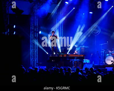 Nideggen, Deutschland. 09. September 2017. Sänger Jamie Cullum auf seinem Flügel auf der Bühne vor dem Publikum stehend, Credit: Markus Faymonville/Alamy leben Nachrichten Stockfoto