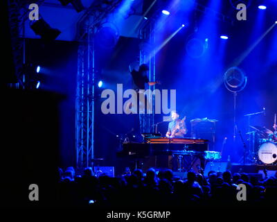 Nideggen, Deutschland. 09. September 2017. Sänger Jamie Cullum springen von seinem Flügel auf die Bühne vor dem Publikum, Kredit: Markus Faymonville/Alamy leben Nachrichten Stockfoto