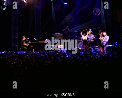 Nideggen, Deutschland. 09. September 2017. Sänger Jamie Cullum auf der Bühne mit seiner Band spielen der Konzertflügel, Kredit: Markus Faymonville/Alamy leben Nachrichten Stockfoto