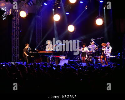 Nideggen, Deutschland. 09. September 2017. Sänger Jamie Cullum auf der Bühne mit seiner Band stnading vor seinem Flügel beim Spielen und Singen, Kredit: Markus Faymonville/Alamy leben Nachrichten Stockfoto