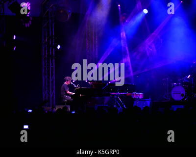 Nideggen, Deutschland. 09. September 2017. Sänger Jamie Cullum auf der Bühne solo seine Flügel in blaue Beleuchtung spielen, Kredit: Markus Faymonville/Alamy leben Nachrichten Stockfoto