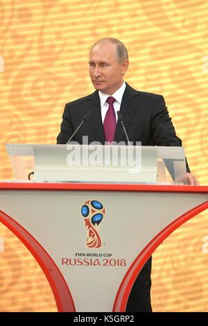 Der russische Präsident Wladimir Putin startet die FIFA World Cup Trophy Tour am Luzhniki Grand Sports Arena September 9, 2017 in Moskau, Russland. Die FIFA WM-Pokal wird 24 russischen Städten und 50 Ländern besuchen Sie vor dem Beginn der WM Russland 2018. Stockfoto