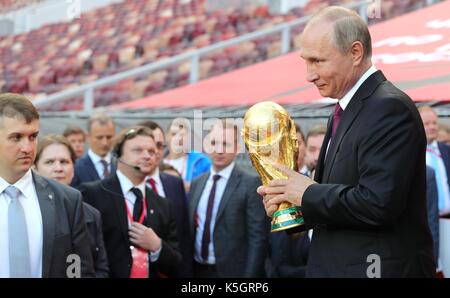 Der russische Präsident Wladimir Putin Lächeln hält die FIFA WM-Pokal vor Beginn der Trophy Tour Veranstaltung im Luzhniki-stadion Grand Sports Arena September 9, 2017 in Moskau, Russland. Die FIFA WM-Pokal wird 24 russischen Städten und 50 Ländern besuchen Sie vor dem Beginn der WM Russland 2018. Stockfoto