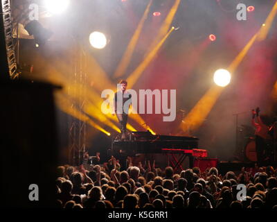 Nideggen, Deutschland. 09. September 2017. Sänger Jamie Cullum stehend auf seinem Flügel auf der Bühne vor dem Publikum, Kredit: markus Faymonville/alamy leben Nachrichten Stockfoto