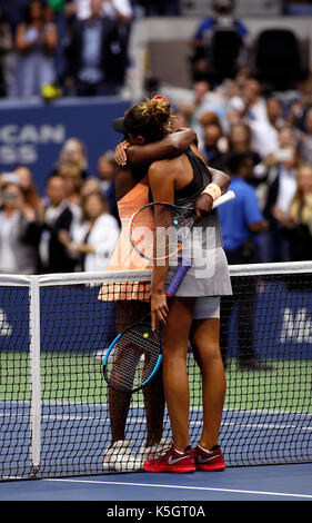 New York, Vereinigte Staaten. 09 Sep, 2017. US Open Tennis: New York, den 9. September, 2017 - Sloane Stephens der vereinigten Staaten und anderen amerikanischen Madison Tasten umfassen nach Stephens gerade Sieg im Einzel Endrunde in Flushing Meadows, New York der US Open Frauen. Quelle: Adam Stoltman/Alamy leben Nachrichten Stockfoto