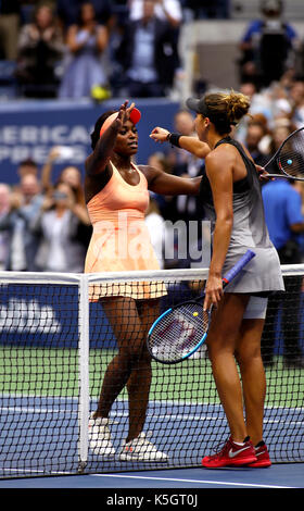 New York, Vereinigte Staaten. 09 Sep, 2017. US Open Tennis: New York, den 9. September, 2017 - Sloane Stephens der vereinigten Staaten und anderen amerikanischen Madison Tasten umfassen nach Stephens gerade Sieg im Einzel Endrunde in Flushing Meadows, New York der US Open Frauen. Quelle: Adam Stoltman/Alamy leben Nachrichten Stockfoto