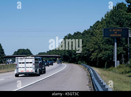 Irma Evakuierung Verkehr auf der I-95 mit elektronischen Hurrikan Zeichen Warnung Stockfoto