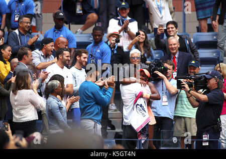New York, Vereinigte Staaten. 09 Sep, 2017. US Open Tennis: New York, den 9. September, 2017 - Sloane Stephens der vereinigten Staaten umfasst Freund, Fußballspieler Jozy Altidore, nach Stephens besiegt Gefährten amerikanischen Madison Schlüssel zu erfassen Ihr erstes US Open für Frauen singles Titel Credit: Adam Stoltman/Alamy leben Nachrichten Stockfoto
