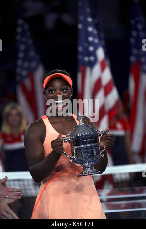 New York, Vereinigte Staaten. 09 Sep, 2017. US Open Tennis: New York, den 9. September, 2017 - Sloane Stephens der vereinigten Staaten hält ihre Trophäe nach dem Sieg über Gefährten amerikanischen Madison Schlüssel zu erfassen ihren ersten US Open Titel singles. in Flushing Meadows, New York. Quelle: Adam Stoltman/Alamy leben Nachrichten Stockfoto