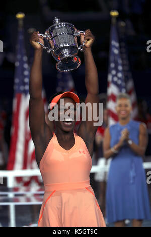 New York, Vereinigte Staaten. 09 Sep, 2017. US Open Tennis: New York, den 9. September, 2017 - Sloane Stephens der vereinigten Staaten hält ihre Trophäe als USTA Präsident Katrina Adams sieht nach Stephens nach besiegt Gefährten amerikanischen Madison Schlüssel zu erfassen ihren ersten US Open Titel singles. in Flushing Meadows, New York. Quelle: Adam Stoltman/Alamy leben Nachrichten Stockfoto
